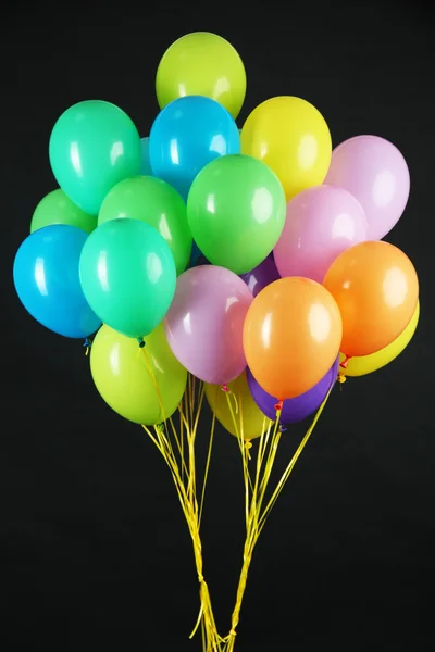 Bunte Luftballons auf dunklem Hintergrund — Stockfoto