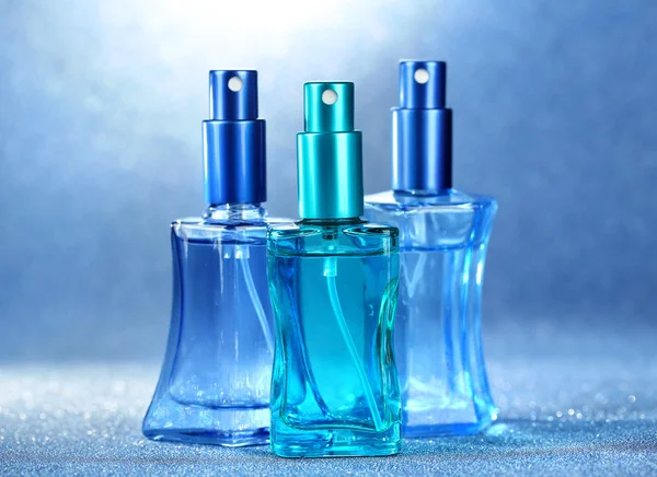 Perfumy kobiety w pięknych butelkach na jasnym tle — Zdjęcie stockowe