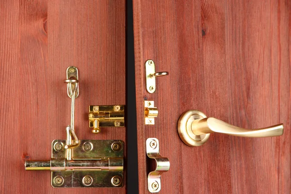 金属螺栓、 闩锁和钩在打开木门特写 — 图库照片