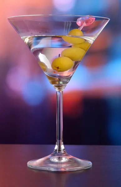 Martini with green olives on table in bar — Stock Photo, Image