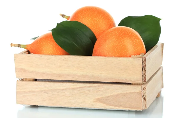 Плоды страсти на деревянной коробке изолированы на белом — стоковое фото