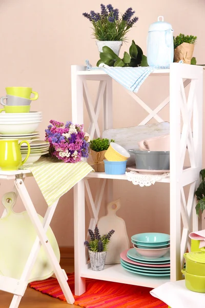 Krásný bílý nábytek s nádobí a dekoracemi na zeď na barvu pozadí — Stock fotografie
