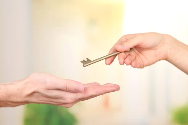 Transferencia de la llave de la casa, sobre fondo brillante —  Fotos de Stock