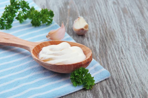 La crema agria en la cuchara sobre la mesa el primer plano —  Fotos de Stock