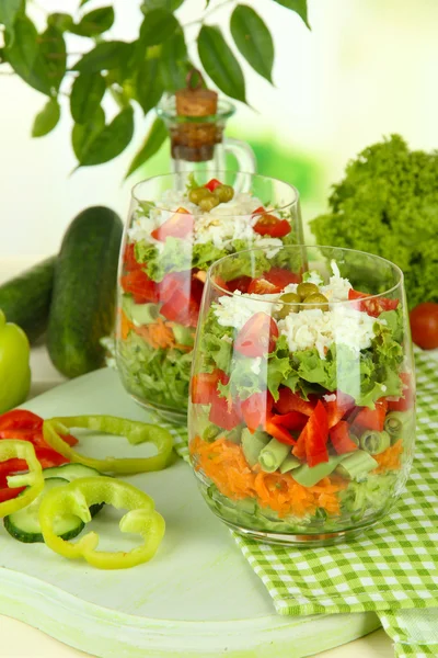 Salada saborosa com legumes frescos na mesa de madeira — Fotografia de Stock