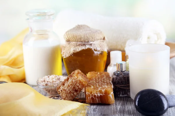 Miele e latte spa con oli e miele sul tavolo di legno su sfondo naturale — Foto Stock