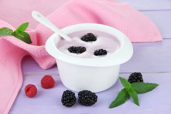 Delicioso yogur con bayas en primer plano — Foto de Stock