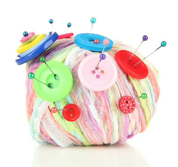 Bottoni colorati e palla di lana multicolore, isolata su bianco — Foto Stock