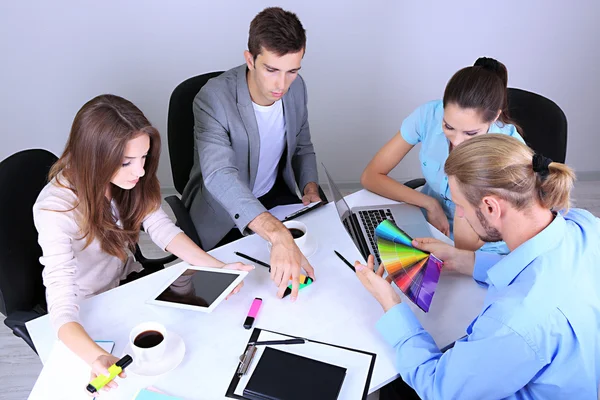 Geschäftsteam arbeitet im Büro gemeinsam an seinem Projekt — Stockfoto