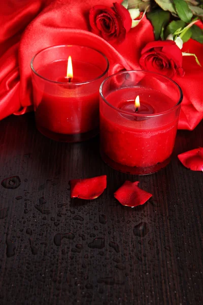 Hermosa vela roja romántica con flores, de cerca — Foto de Stock