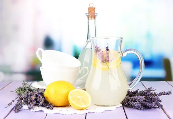 Limonada de lavanda, sobre mesa de madeira violeta, sobre fundo brilhante — Fotografia de Stock