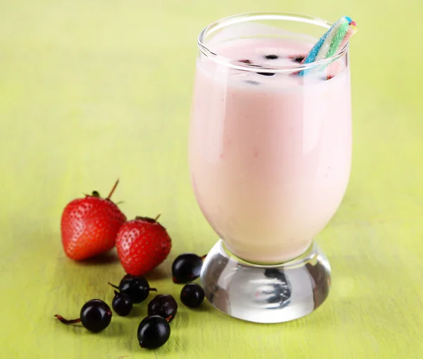 Delicioso batido de leite com amora e morangos em mesa de madeira close-up — Fotografia de Stock