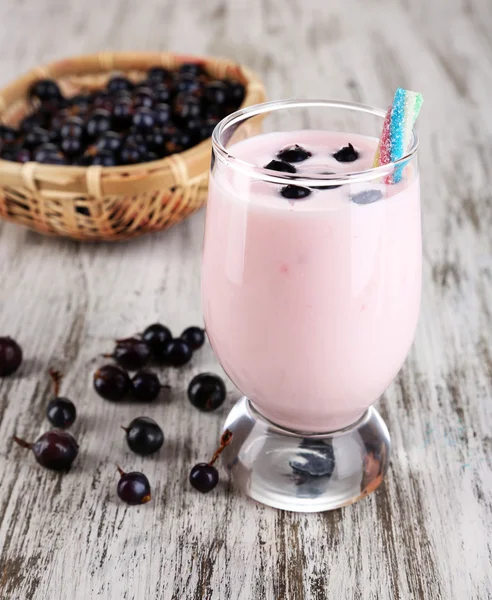 Köstlicher Milchshake mit Brombeere auf Holztisch in Großaufnahme — Stockfoto