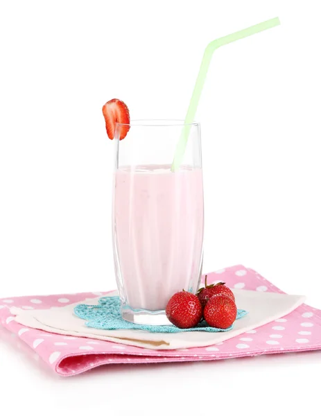 Delicioso batido de leche con fresas aisladas en blanco — Foto de Stock