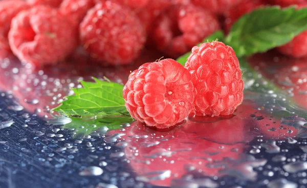 Rijpe zoete frambozen met druppels, close-up — Stockfoto