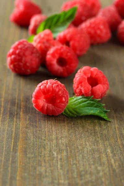 Maturare dolci lamponi su sfondo di legno — Foto Stock