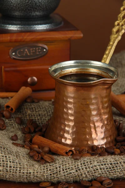 Metalltürke und Kaffeebohnen auf dunklem Hintergrund — Stockfoto