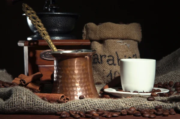 Metall turk och kaffe kopp på mörk bakgrund — Stockfoto