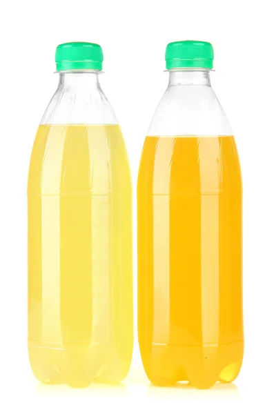 Butelki z napojami smaczne, na białym tle — Zdjęcie stockowe