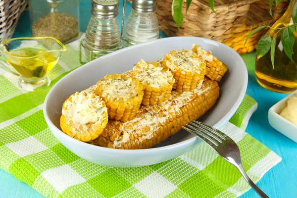 Flavored boiled corn on plate on wooden table close-up — Stock Photo, Image