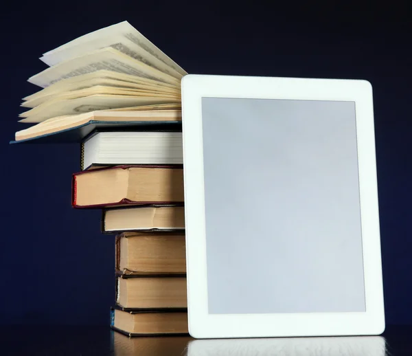 Tablet ve parlak zemin üzerine kitaplar — Stok fotoğraf