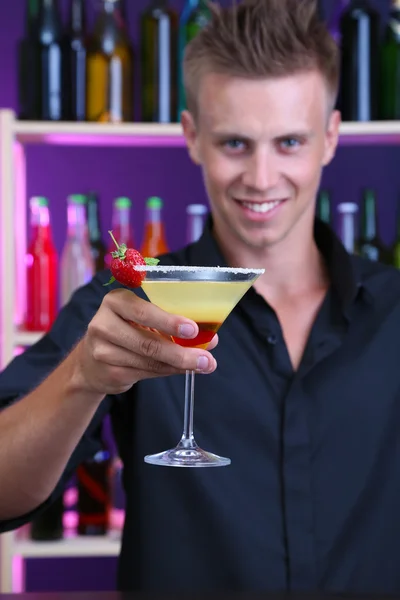 Portrait of handsome barman preparing cocktail, at bar — Stock Photo, Image