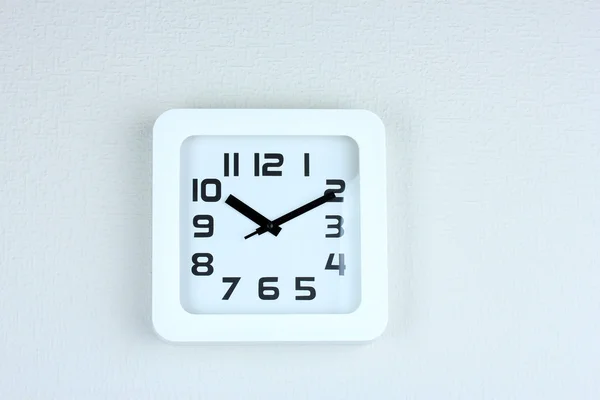 Horloge de bureau sur fond de mur de couleur — Photo