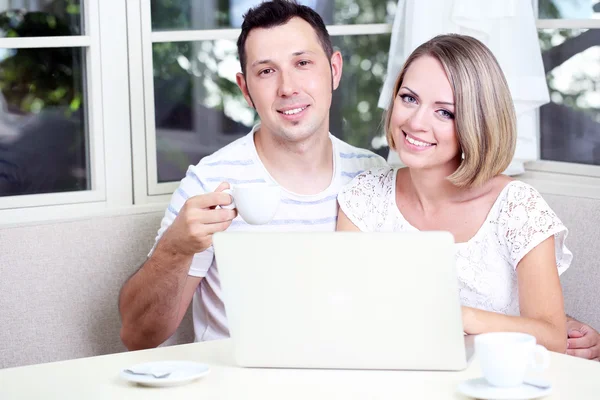 Ungt par med laptop, hemma — Stockfoto