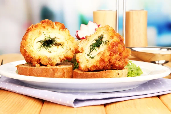 Pollo Kiev su crostini con purè di patate, su tavolo di legno, su sfondo luminoso — Foto Stock