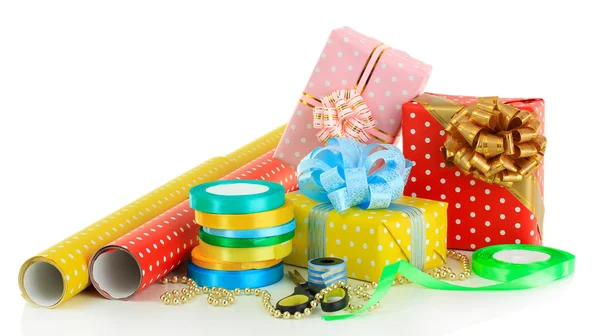 Materiales y accesorios para envolver regalos aislados en blanco —  Fotos de Stock
