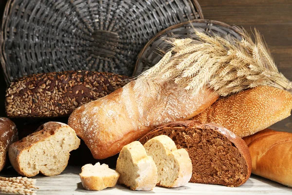 Viel Brot auf Holzbrett auf Korbblech Hintergrund — Stockfoto