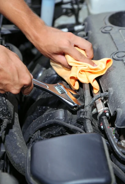 Mão com chave inglesa. Auto mecânico na reparação de automóveis — Fotografia de Stock
