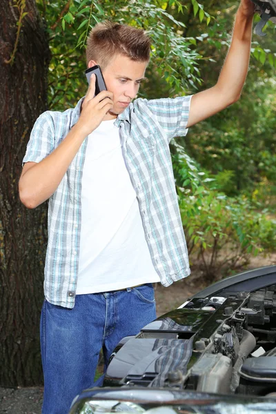 Человек вызывает ремонтную службу после поломки автомобиля — стоковое фото