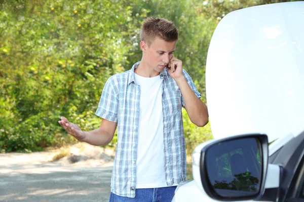 Uomo che chiama il servizio di riparazione dopo guasto auto — Foto Stock