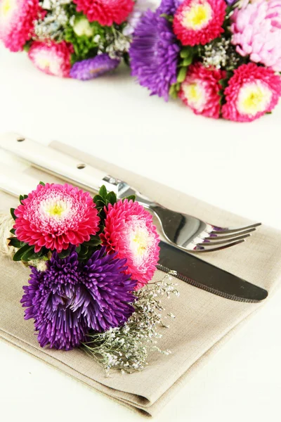 Cenário de mesa de jantar festivo com flores — Fotografia de Stock