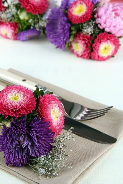 Cenário de mesa de jantar festivo com flores — Fotografia de Stock