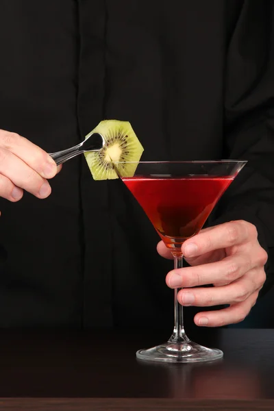 Bartender making and decorating cocktail on close-up — Stock Photo, Image