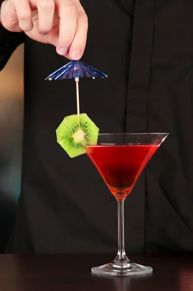 Bartender making and decorating cocktail on close-up — Stock Photo, Image