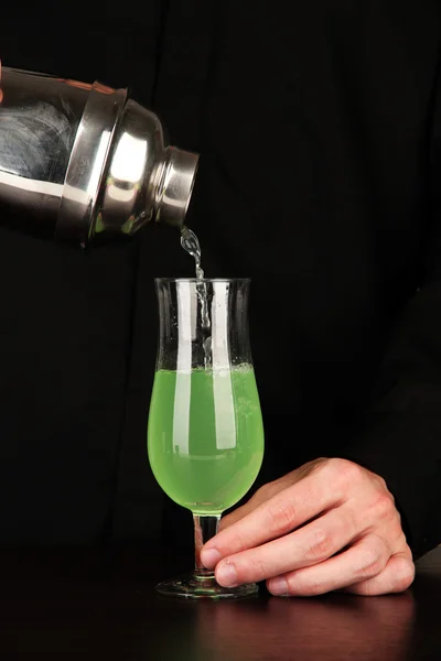 Bartender making cocktail on bright background, close-up — Stock Photo, Image