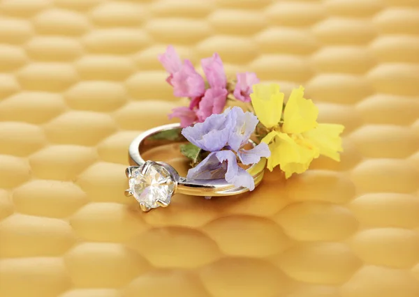 Anillo de boda sobre fondo brillante — Foto de Stock