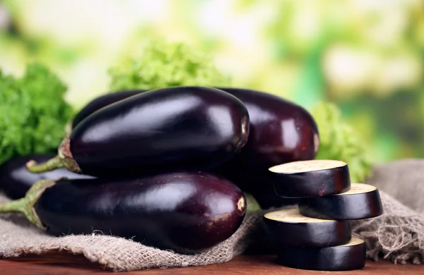 Aubergines fraîches sur la table sur fond lumineux — Photo