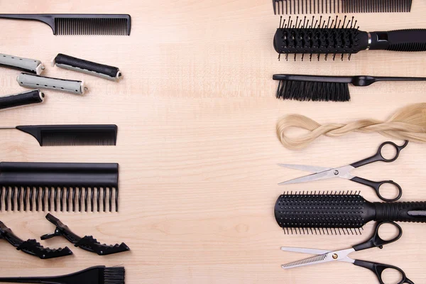 Herramientas profesionales de peluquería en primer plano de la mesa —  Fotos de Stock