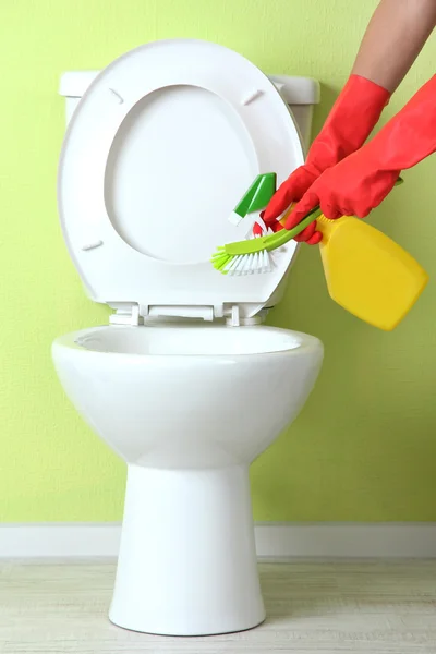 Frau Hand mit Sprühflasche reinigt Toilettenschüssel im Badezimmer — Stockfoto