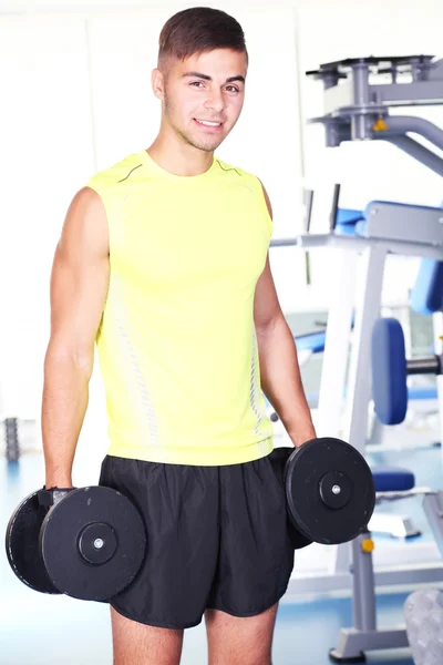 Spor salonunda dumbbells ile adam — Stok fotoğraf