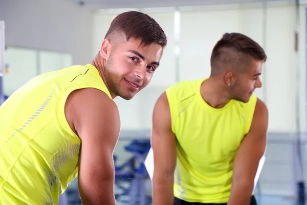 Ragazzo con i manubri in palestra — Foto Stock