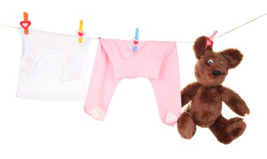 Bebek giysileri üzerinde beyaz izole clothesline üzerinde asılı