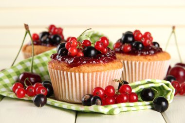 Beyaz ahşap masa üzerinde meyveleri ile lezzetli muffins