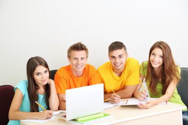 Grup genç öğrenci oturma odasında