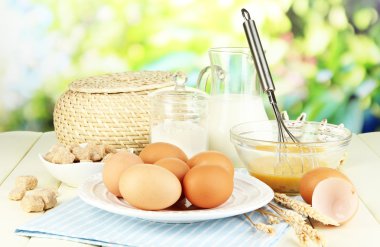 doğal zemin üzerine ahşap masa üzerinde hamur için malzemeler