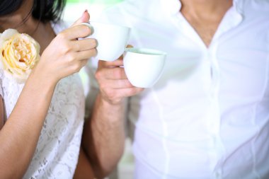 güzel genç Romantik Çift bardak kahve, holding yakın çekim